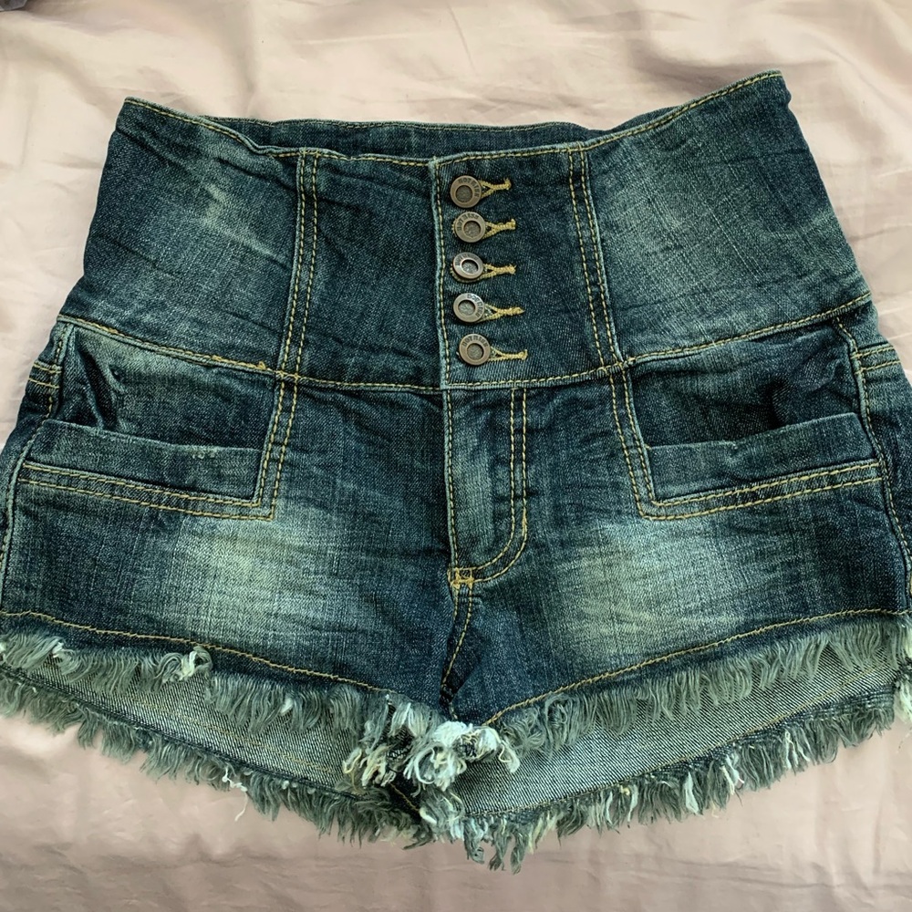 HIGH WAISTED DISTRESSED DENIM SHORT